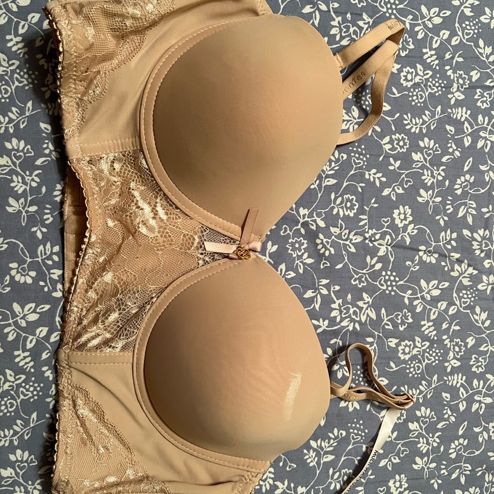 Like new Daisy Fuentes Nude Lace Push Up Bra